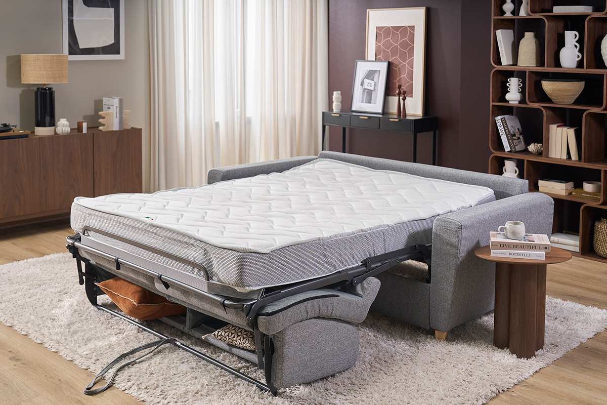 Divano letto GRAHAM grigio chiaro con materasso aperto, in vista 3/4.