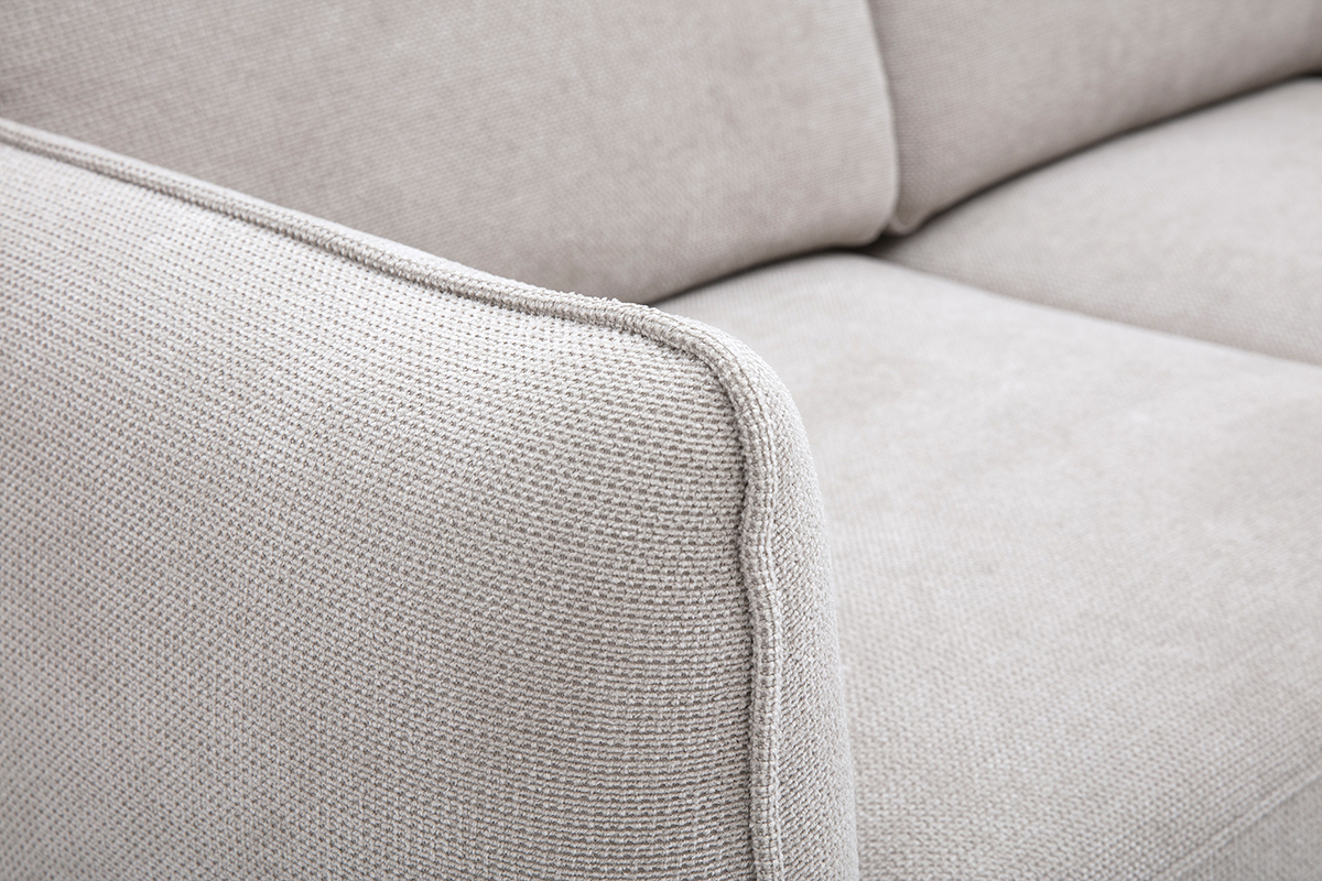 Dettaglio del divano di design a 2 posti in tessuto ciniglia beige, vista ravvicinata del bracciolo arrotondato.