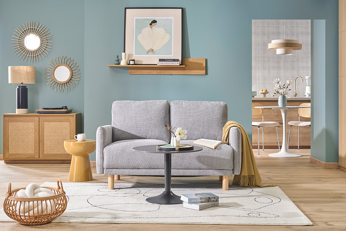 Divano design 2 posti in tessuto effetto velluto grigio testurato e legno chiaro BONO