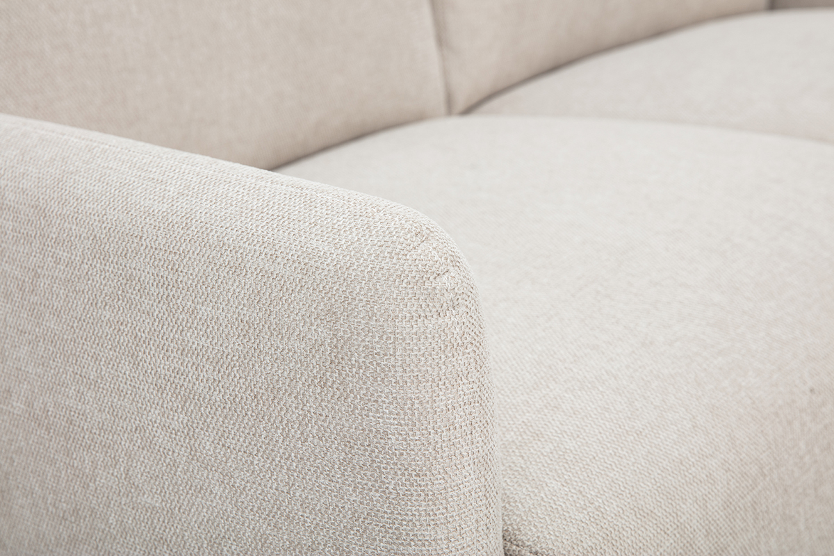 Bracciolo di un divano a 2 posti in tessuto effetto velluto testurato beige, vista ravvicinata.