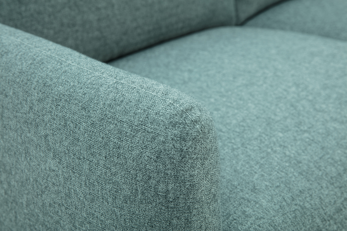 Primo piano sul tessuto verde grigio del divano a 2 posti BONO.