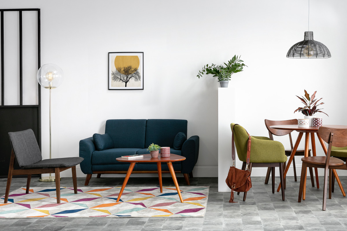 Divano design 2 posti tessuto blu e piedi noce EKTOR