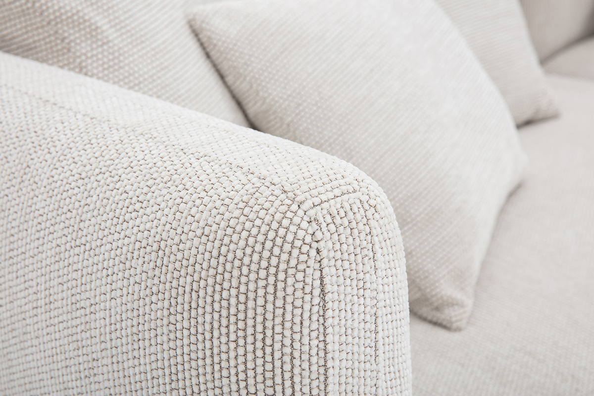 Divano design 3-4 posti in tessuto effetto velluto cincill beige e metallo cromato IGLESIAS