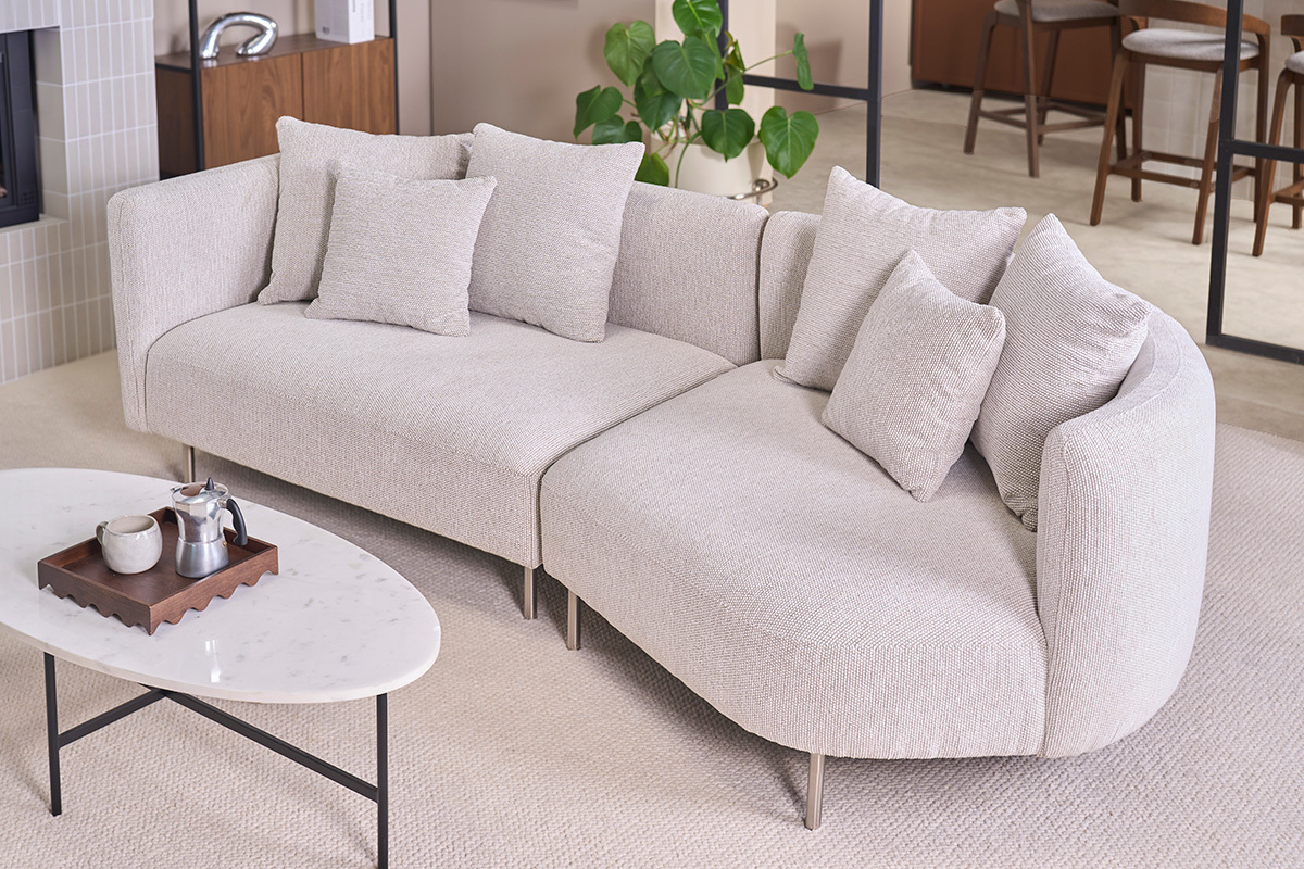 Divano design 3-4 posti in tessuto effetto velluto cincill� beige e metallo cromato IGLESIAS