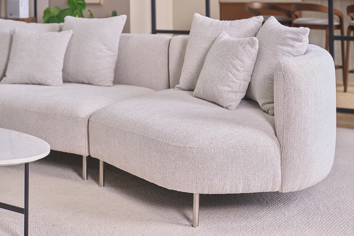 Divano design 3-4 posti in tessuto effetto velluto cincill� beige e metallo cromato IGLESIAS