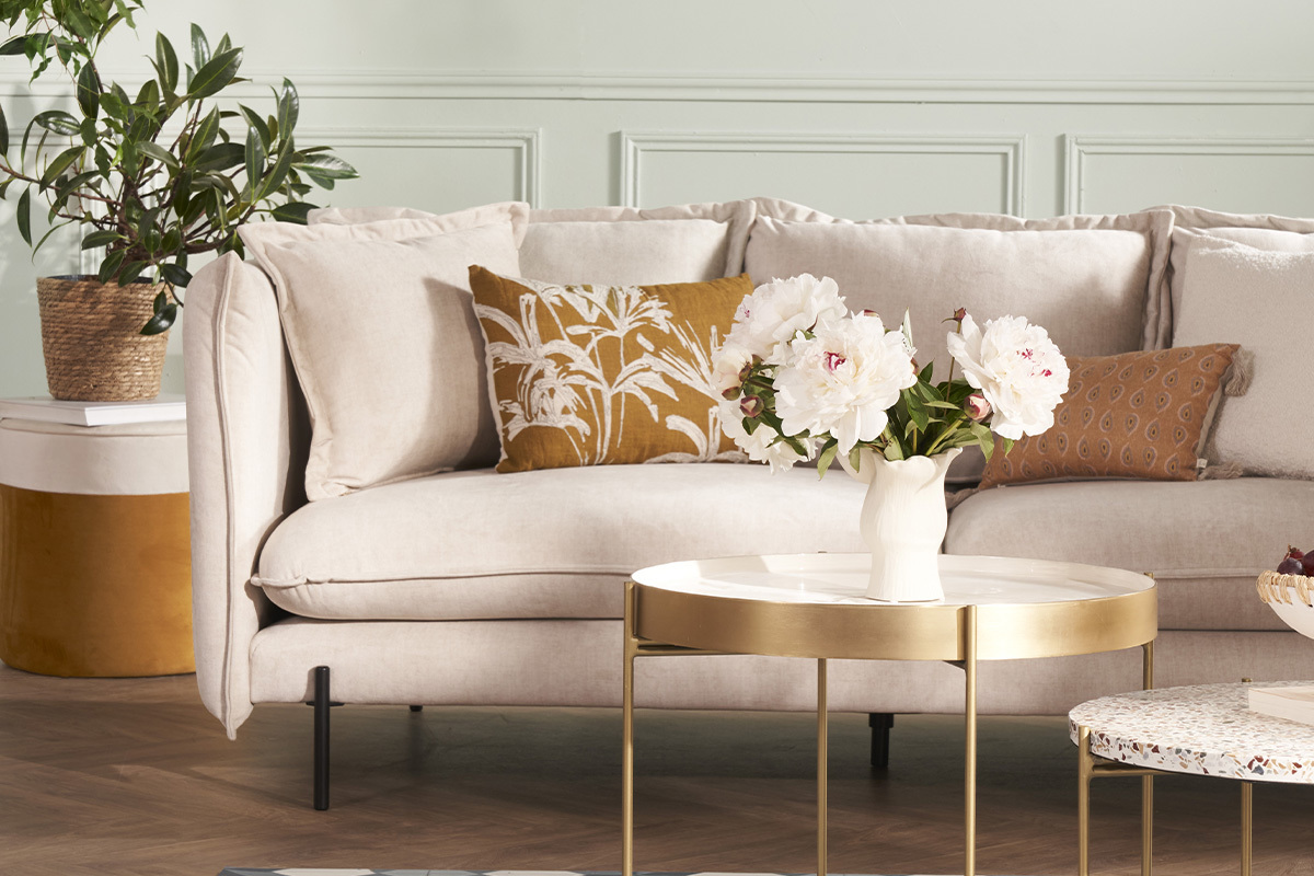 Divano design 3-4 posti in tessuto velluto beige e metallo nero ALMAR