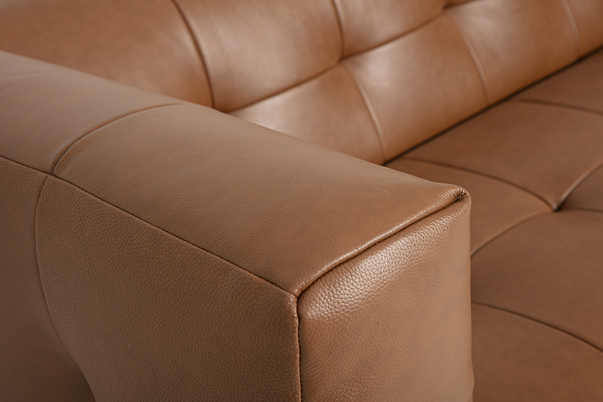 Primo piano sul tessuto in pelle marrone del divano CORTO.