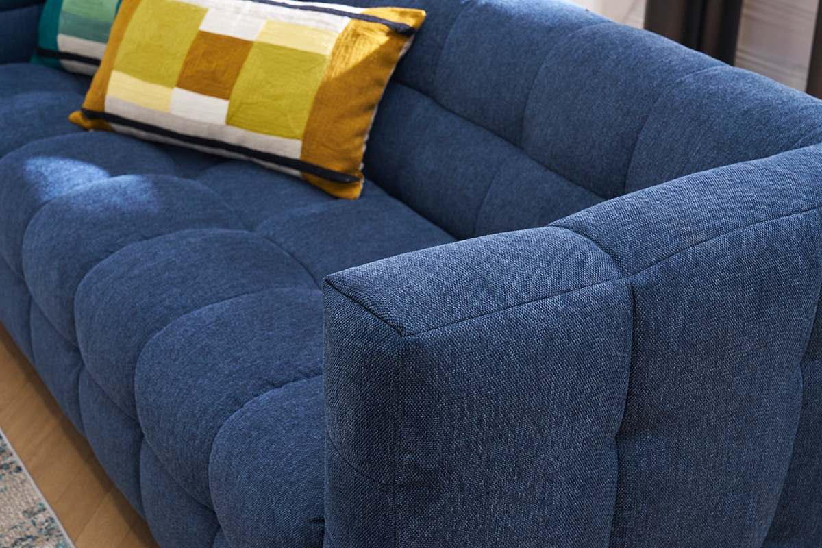 Divano design 3 posti e poggiapiedi in tessuto effetto velluto testurizzato blu scuro CORTO
