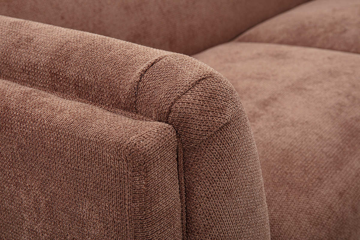 Primo piano sul bracciolo del divano a 3 posti in tessuto ciniglia terra bruciata.