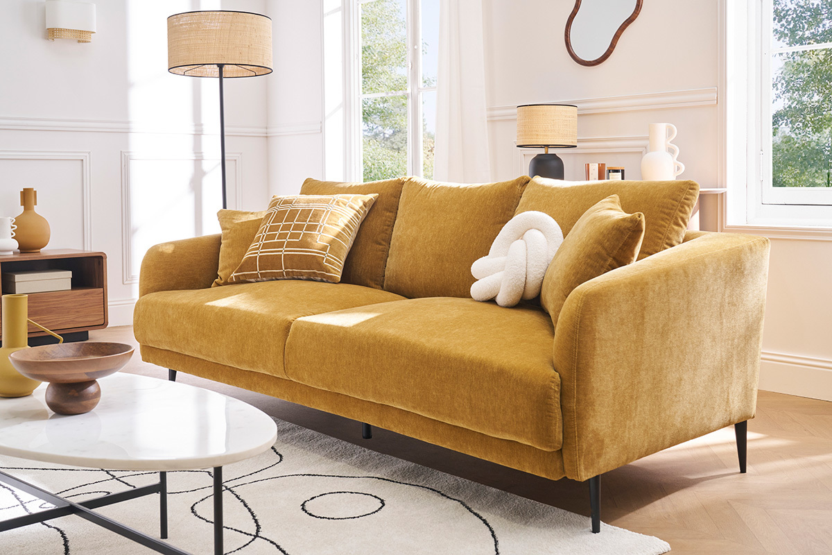Divano design 3 posti in tessuto effetto velluto giallo curry e metallo nero JERRY