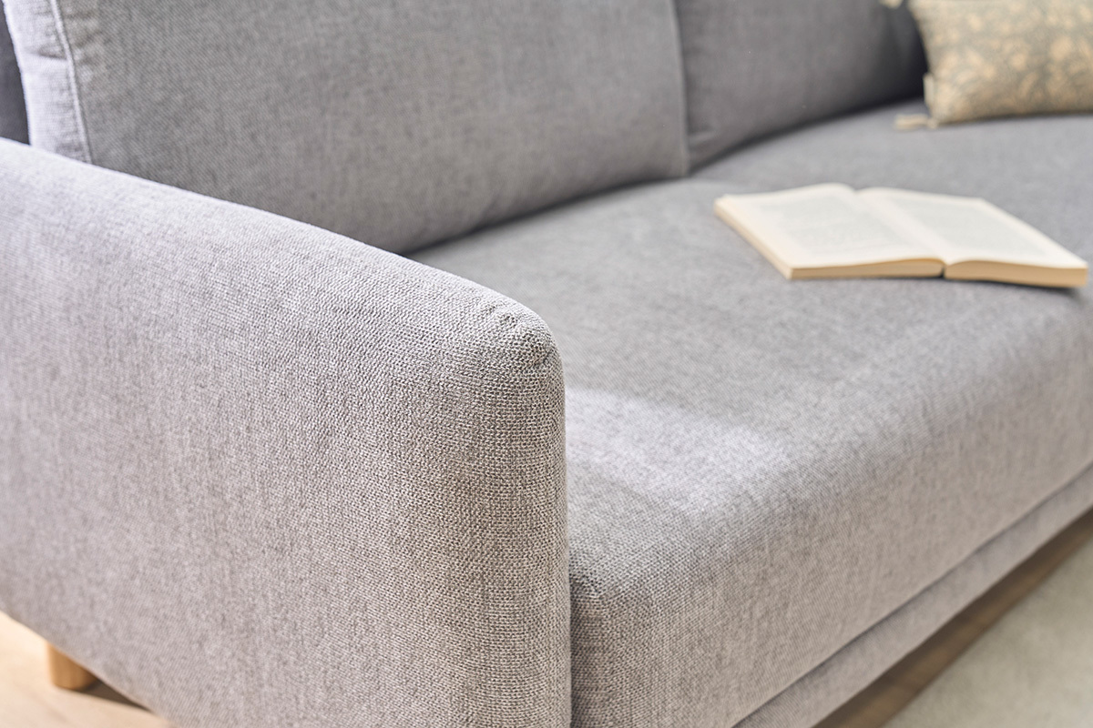 Divano design 3 posti in tessuto effetto velluto grigio testurizzato e legno chiaro BONO