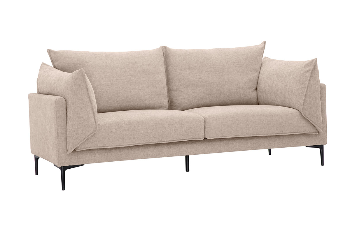 Divano design a 3 posti in tessuto beige con braccioli, piedi in metallo nero, vista in 3/4.