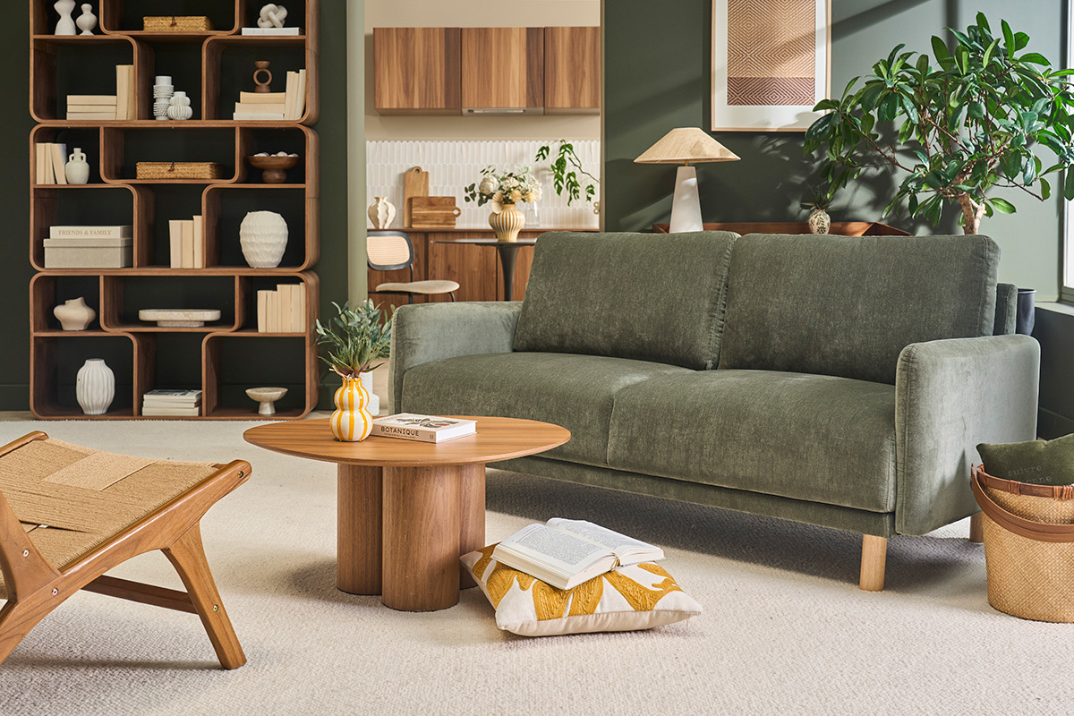 Divano design 3 posti in tessuto effetto velluto verde kaki e legno chiaro BONO