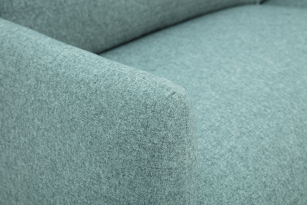 Dettaglio di un divano in tessuto verde grigio BONO, vista ravvicinata sull'angolo dello schienale.