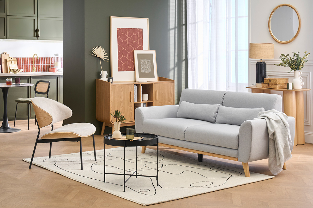 Divano scandinavo a 3 posti grigio chiaro EKTOR in un soggiorno moderno con mobili in legno.