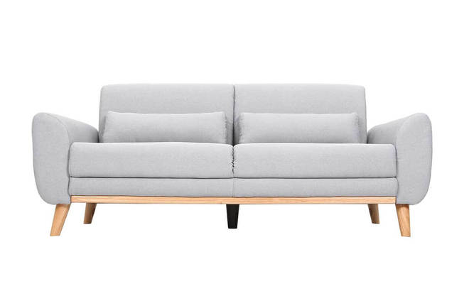 Miliboo Divano Design 3 Posti KATE - Grigio Chiaro, Stile Scandinavo-Shabby, Rivestimento In Poliestere, Piedi In Legno Di Quercia