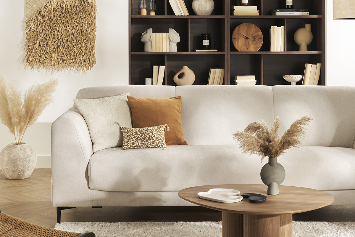 Divano design 4 posti in tessuto beige e metallo nero ALOWISS