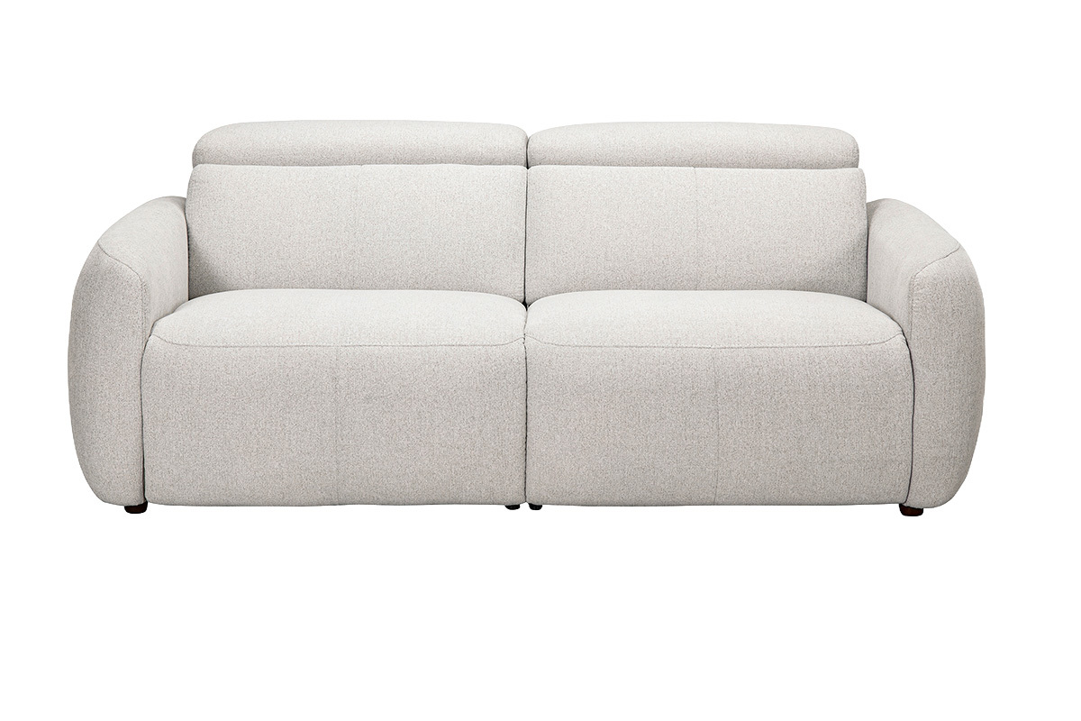 Divano elettrico a 3 posti beige con poggiatesta regolabili e poggiapiedi, vista frontale.