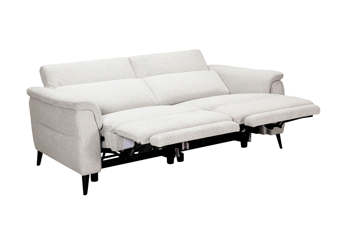 Divano elettrico a 3 posti beige con poggiatesta regolabili e poggiapiedi, vista a 3/4