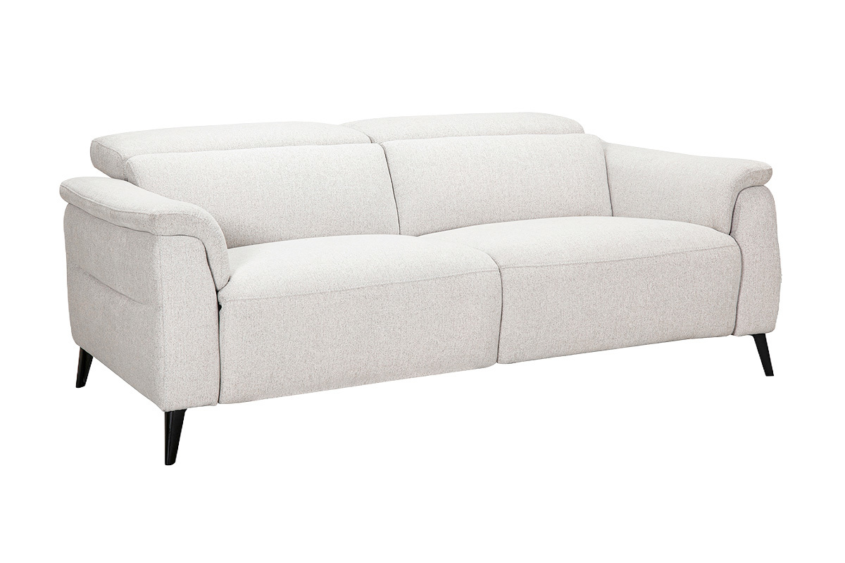 Divano elettrico a 3 posti beige con poggiatesta regolabili e poggiapiedi, vista a 3/4.