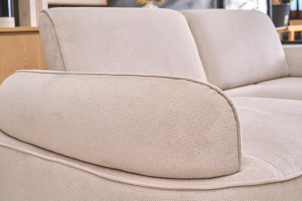 Divano elettrico a 3 posti in tessuto ciniglia beige e legno chiaro OTIS