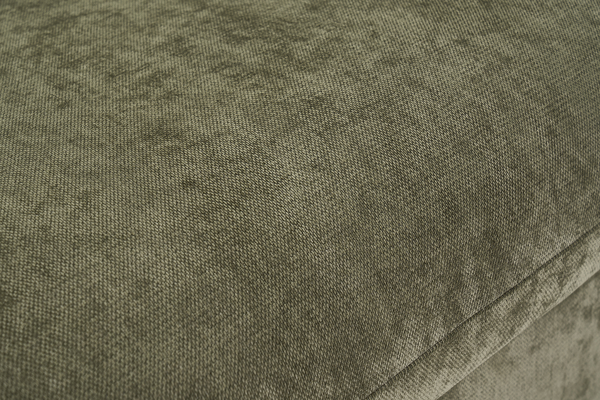 Primo piano sul tessuto effetto velluto testurizzato verde kaki del divano letto PAULIN.