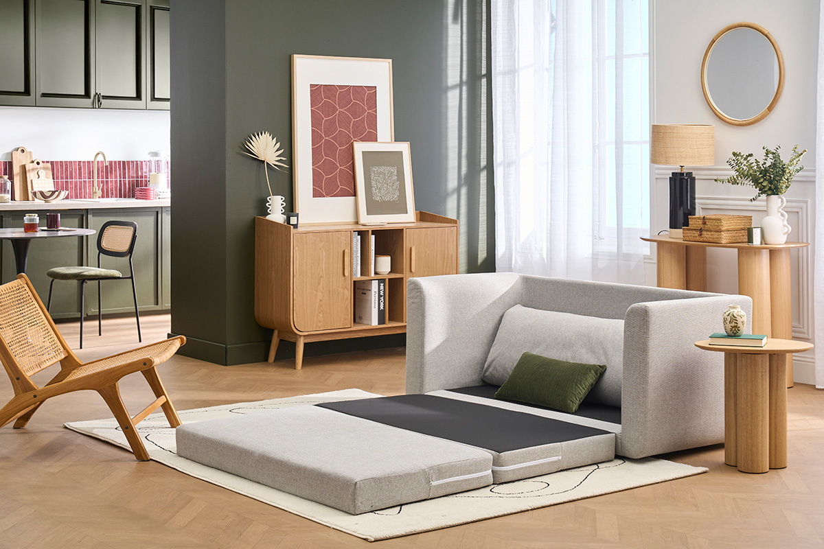 Divano letto a 2 posti in tessuto grigio chiaro LEON aperto in un soggiorno moderno.