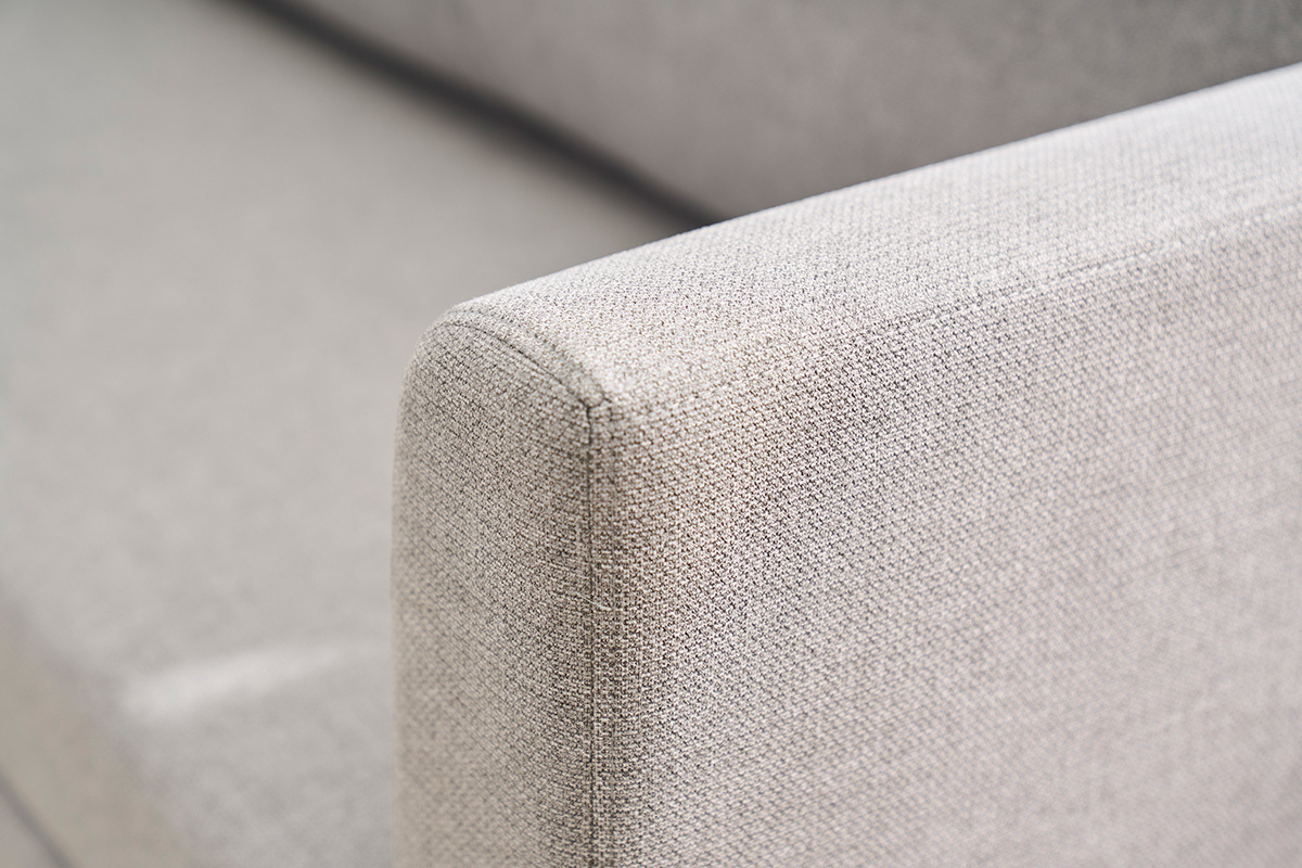 Bracciolo del divano letto a 2 posti in tessuto grigio chiaro LEON, vista ingrandita.