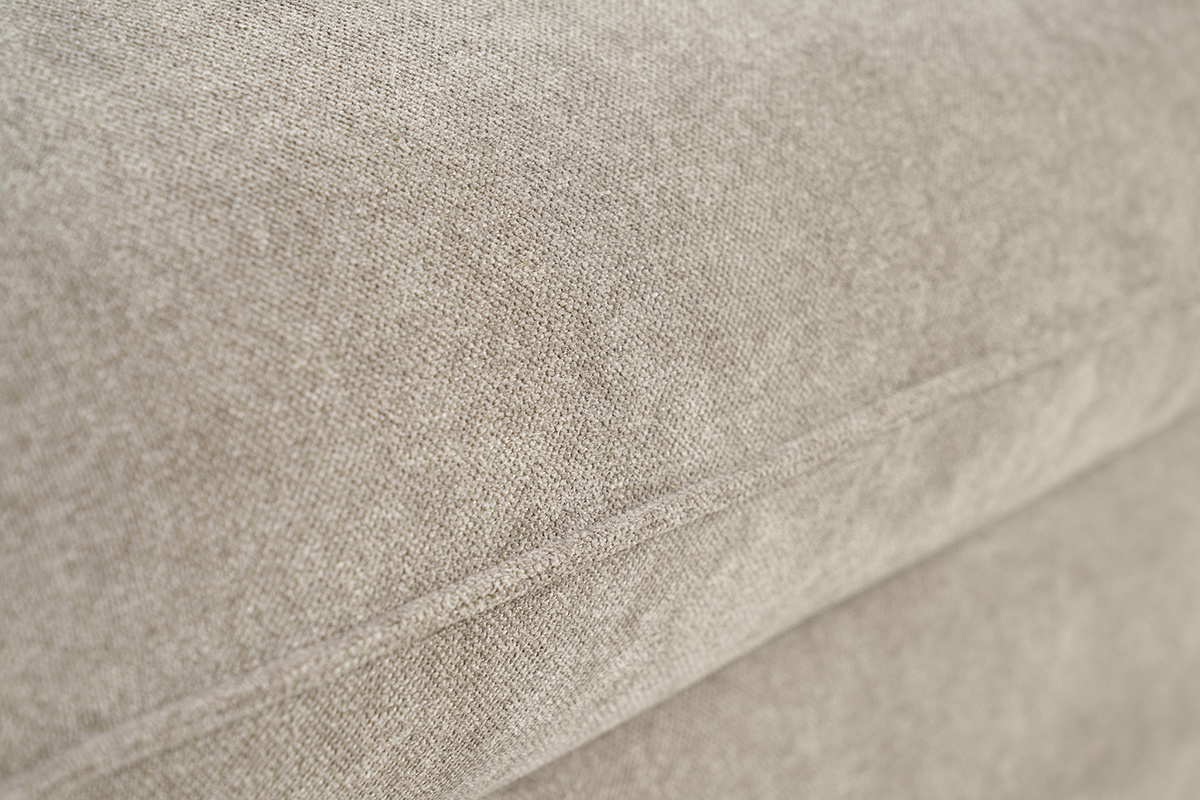 Primo piano sul tessuto effetto velluto taupe del divano ARMAND.