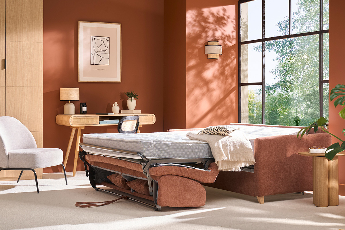 Divano letto trasformabile 3 posti in tessuto terra bruciata aperto con materasso, vista laterale.