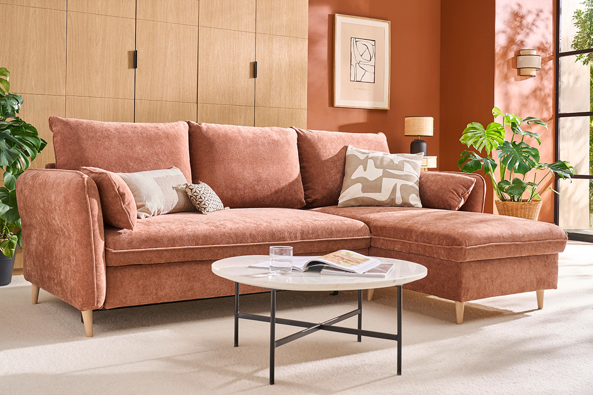 Divano letto angolare reversibile con contenitore 3-4 posti in tessuto color terracotta e legno chiaro DRISS