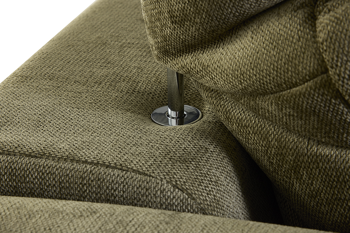 Dettaglio di un divano verde kaki in tessuto effetto velluto testurizzato.