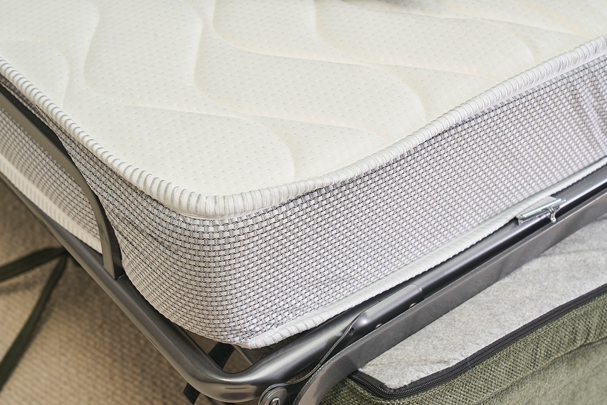 Dettaglio del materasso del divano letto convertibile SKANDY, con cuciture e struttura visibile.