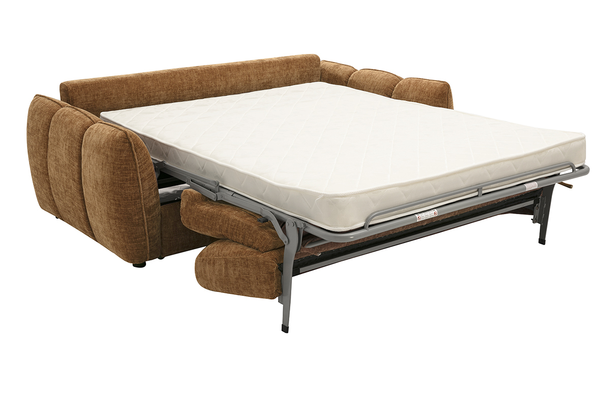 Divano letto design a 3 posti in tessuto effetto velluto testurizzato terra bruciata, vista con letto aperto.