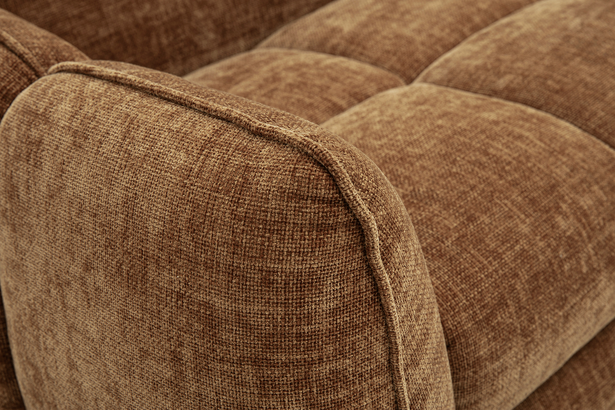 D�tail d'un canap� convertible design 3 places en tissu effet velours textur� terre br�l�e, vue de pr�s.