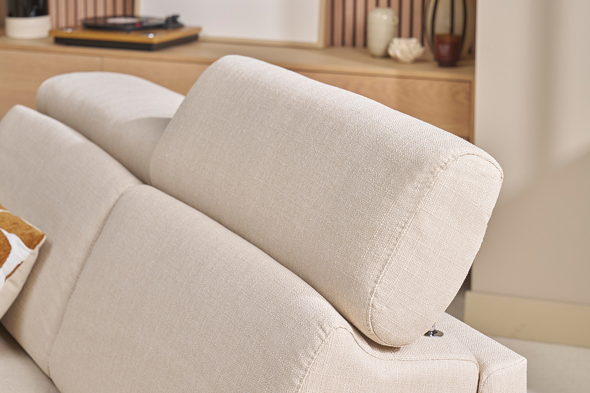 Primo piano sulle poggiatesta regolabili di un divano letto in tessuto beige.