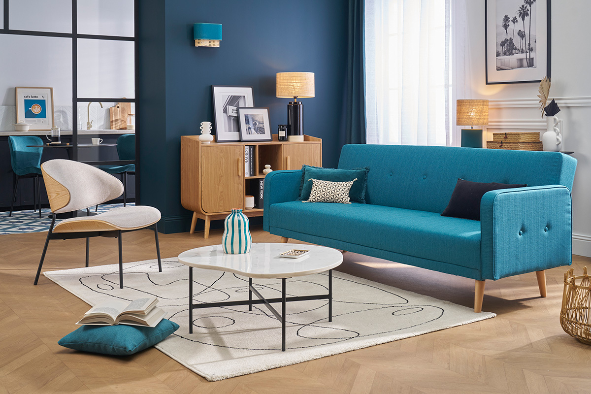 Divano letto scandinavo blu a tre posti in un soggiorno moderno.