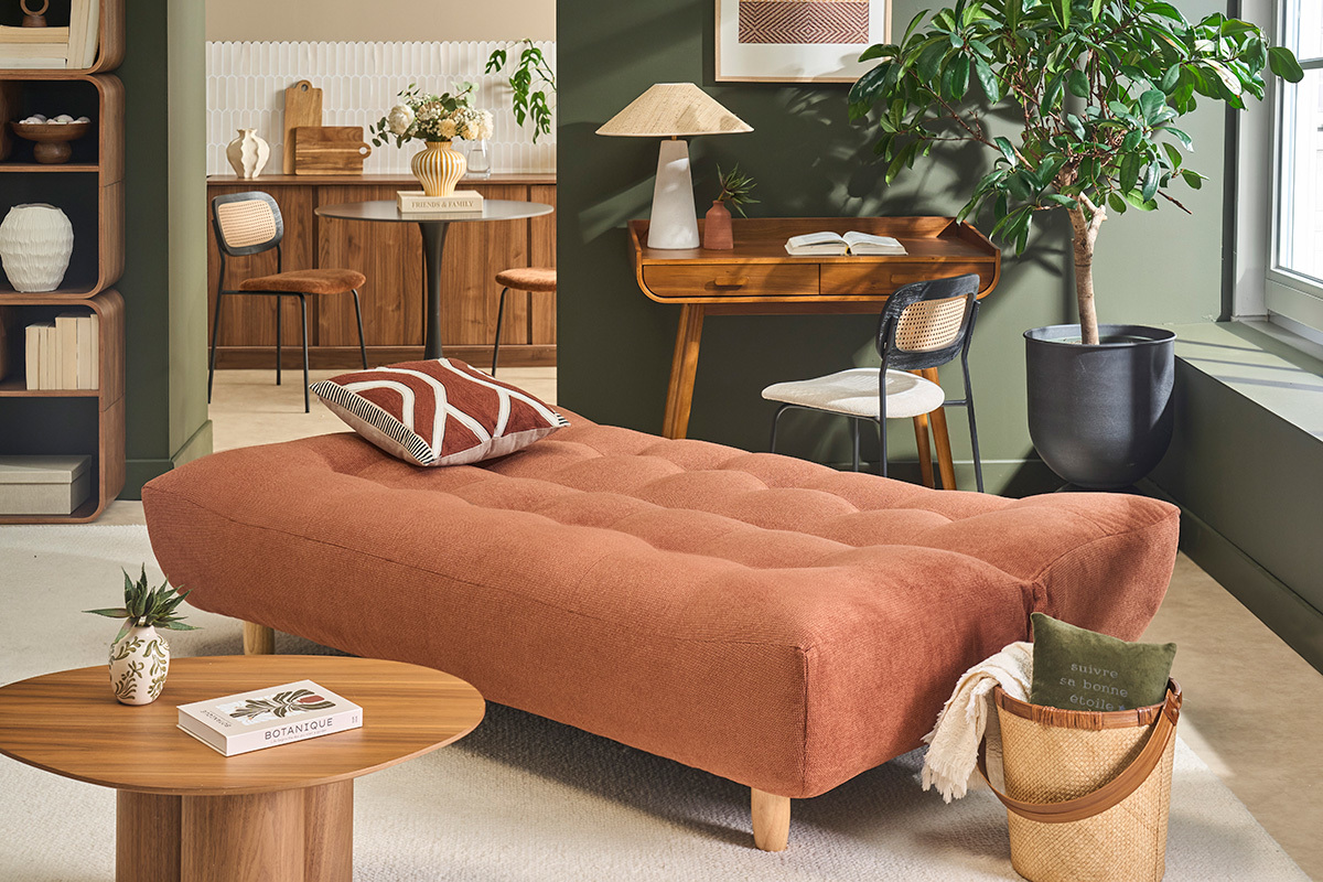 Divano letto scandinavo 3 posti in tessuto ciniglia terra bruciata e legno chiaro YUMI