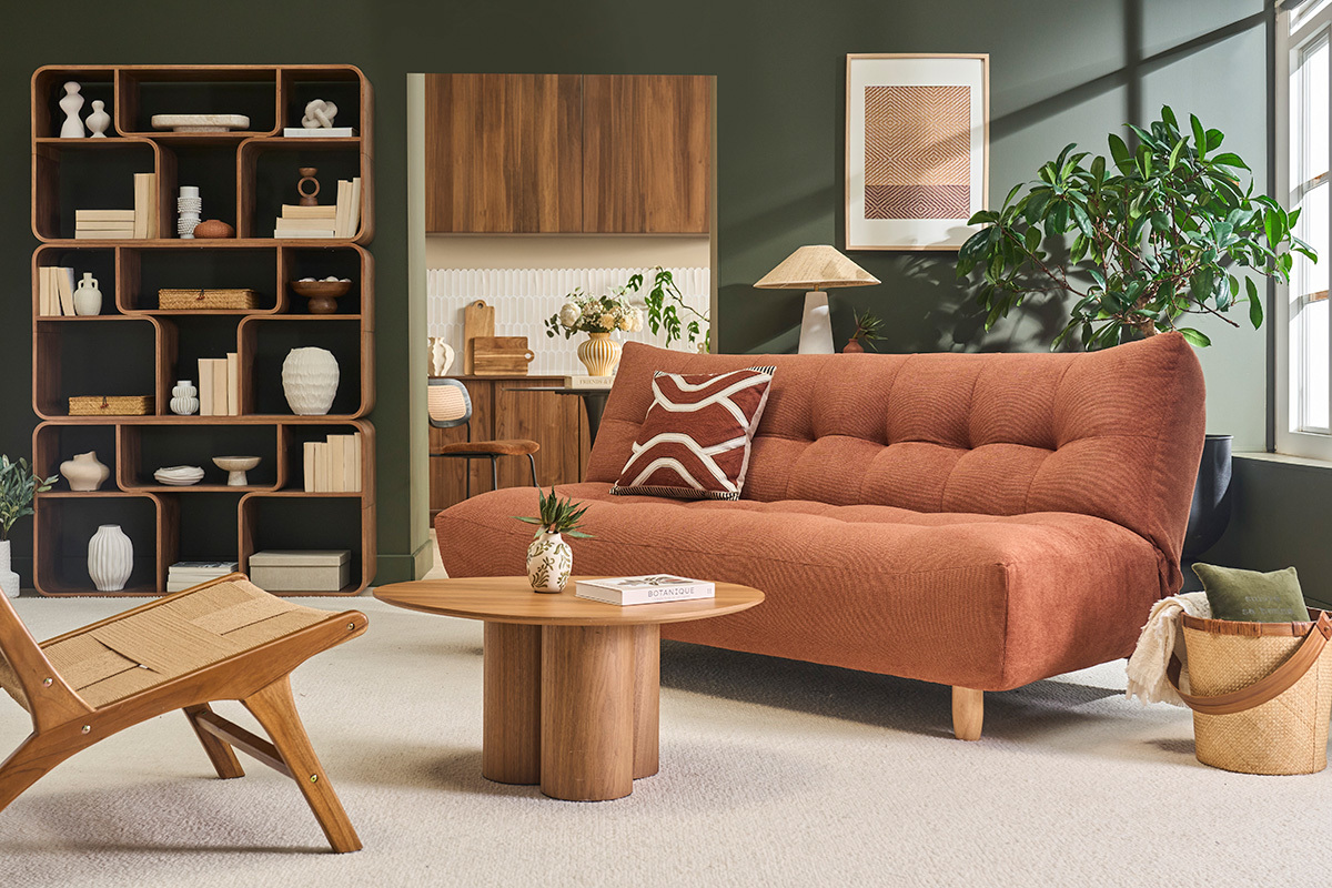 Divano letto scandinavo 3 posti in tessuto ciniglia terra bruciata e legno chiaro YUMI