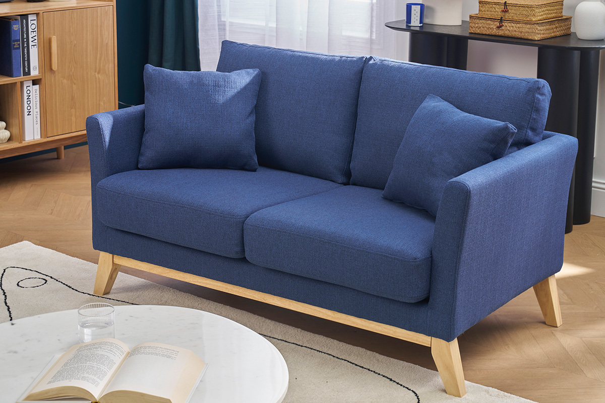 Divano scandinavo blu scuro a due posti con piedi in legno chiaro, vista frontale.