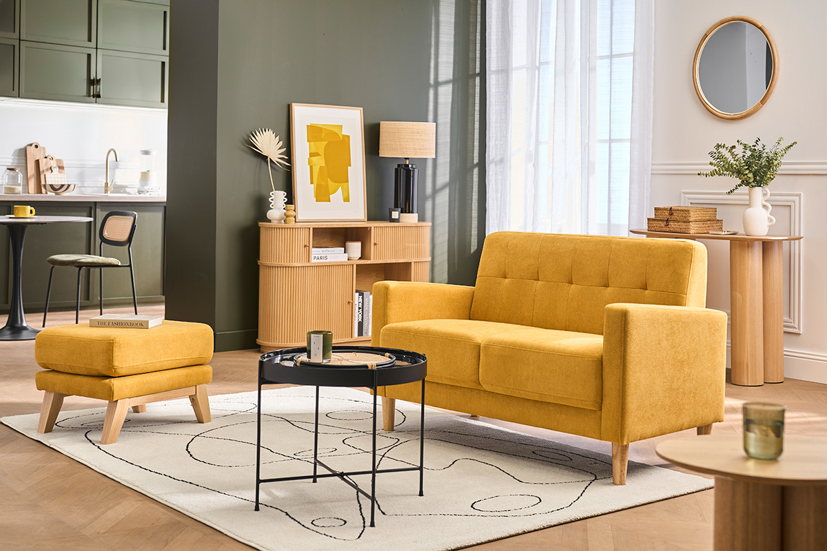Divano scandinavo giallo senape MOON in tessuto e legno chiaro.
