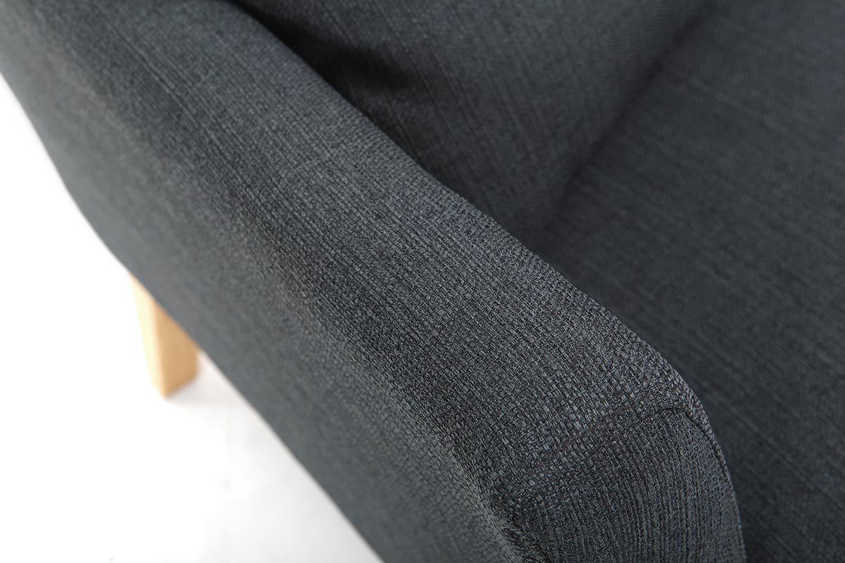 Divano scandinavo 2 posti grigio scuro e piedi in legno chiaro OSLO