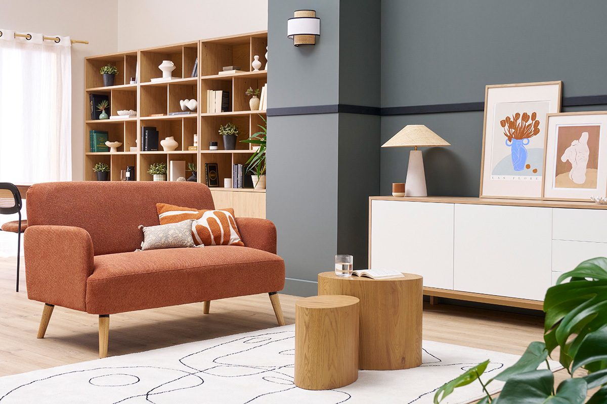 Divano scandinavo 2 posti in tessuto effetto velluto testurizzato color bruciato e legno chiaro ISKO