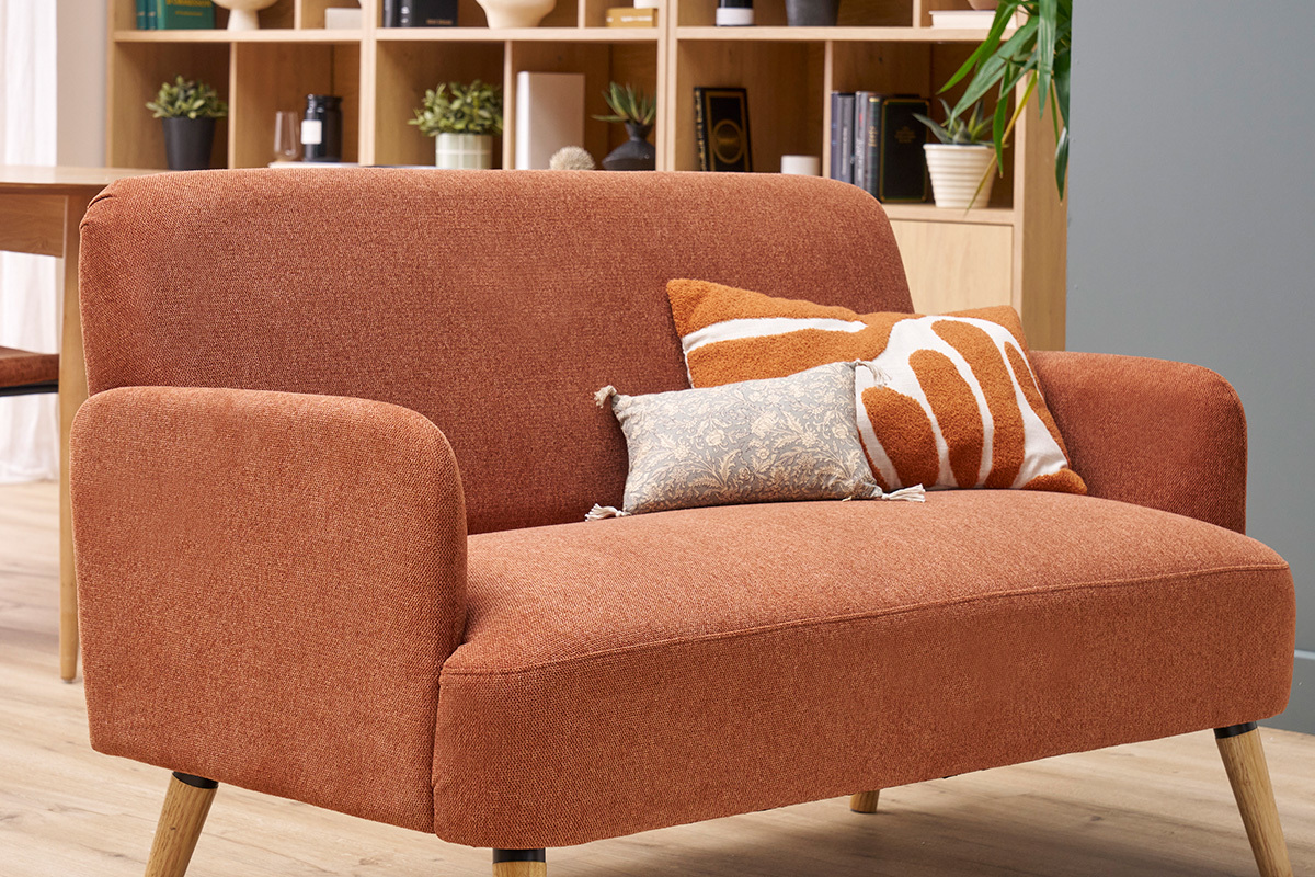 Divano scandinavo 2 posti in tessuto effetto velluto testurizzato color bruciato e legno chiaro ISKO