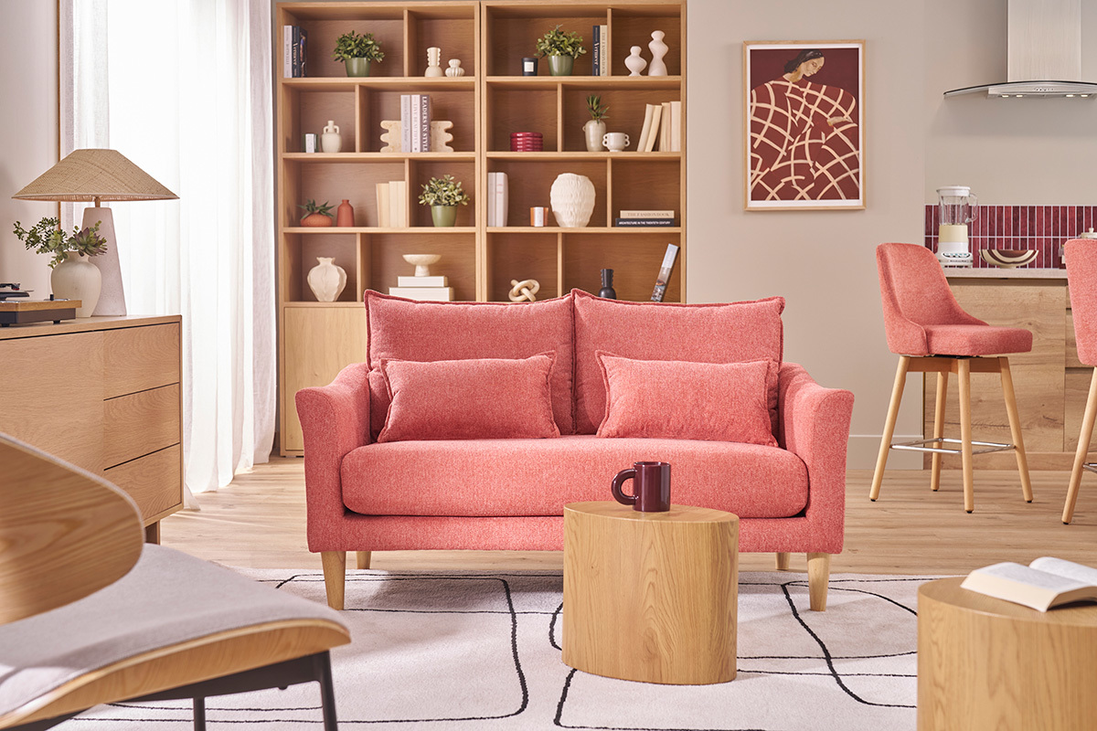 Divano a 2 posti in tessuto terracotta e legno chiaro, vista frontale, in un soggiorno.