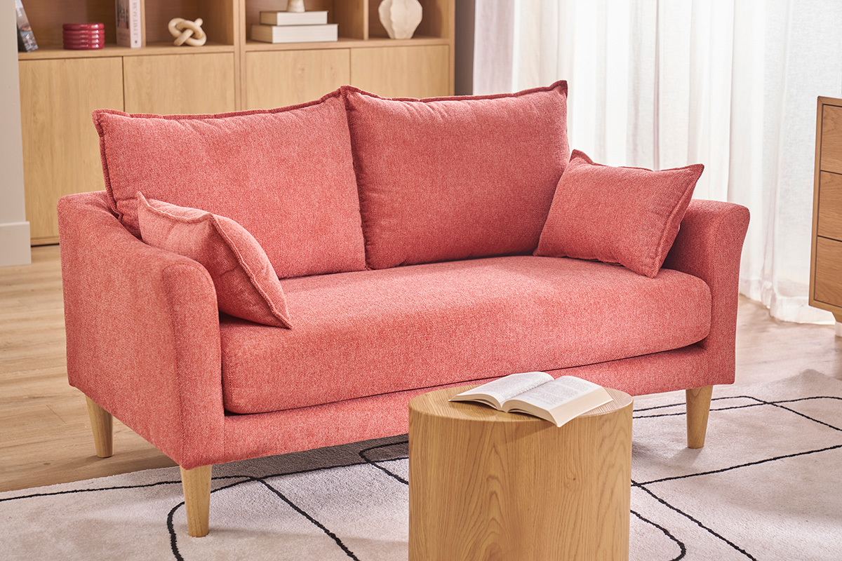 Divano scandinavo a 2 posti terracotta in tessuto velluto con piedi in legno chiaro, angolo di vista frontale.