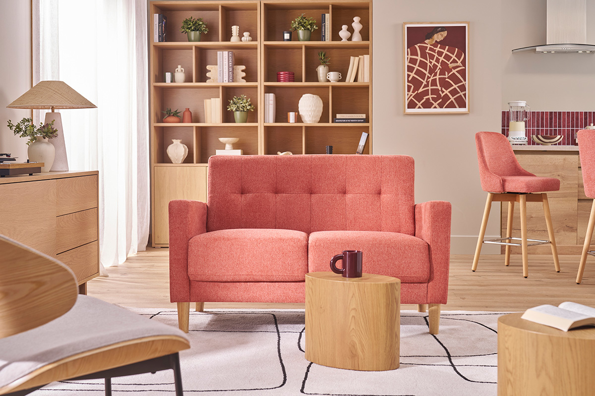 Divano scandinavo 2 posti terracotta con schienale trapuntato in un soggiorno moderno.