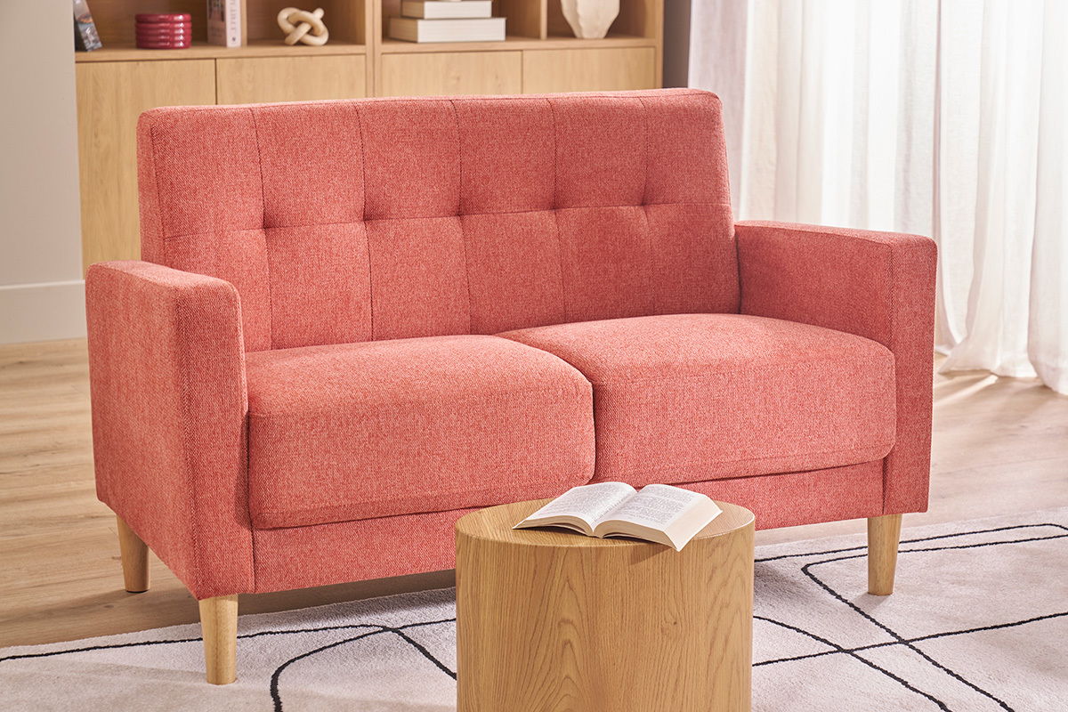 Divano scandinavo 2 posti, tessuto velluto terracotta, piedi legno chiaro, vista frontale, interni moderni.
