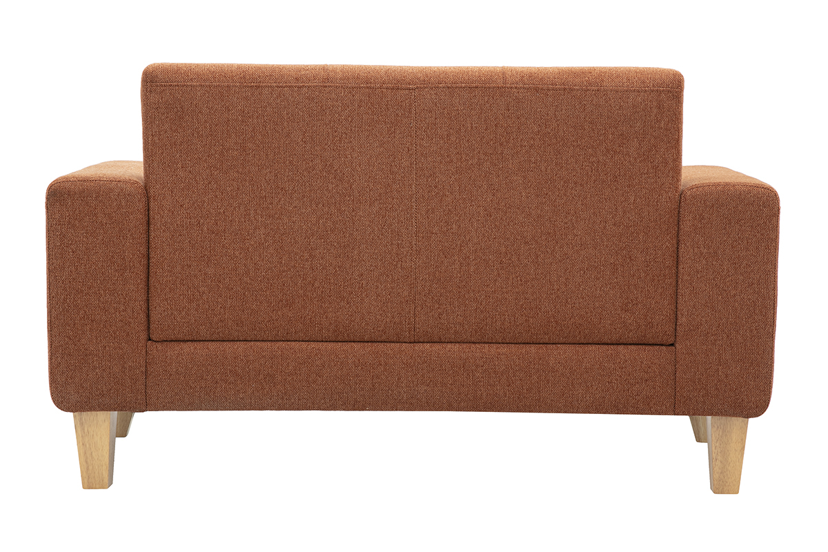 Divano scandinavo a 2 posti in tessuto effetto velluto color terra bruciata, vista posteriore con piedini in legno chiaro.