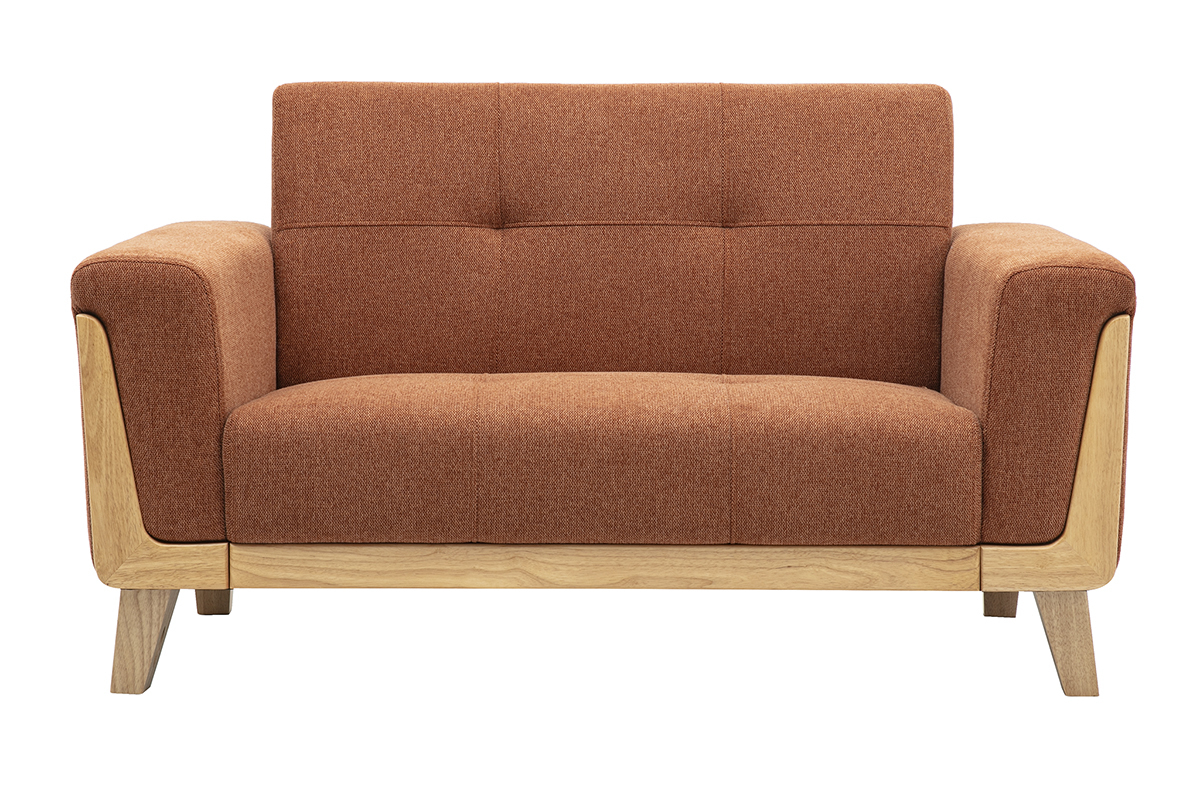 Divano scandinavo a 2 posti in tessuto color terra bruciata con struttura in legno chiaro, vista frontale.